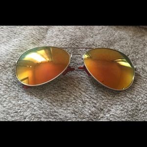 Reflector aviator style sun glasses.